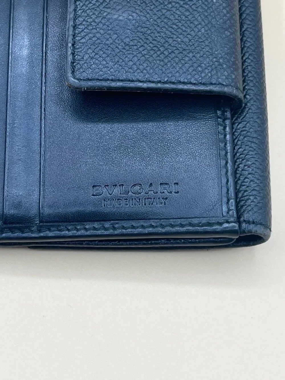 BVLGARI BVLGARI Black Grained Leather Compact Bifold Wallet Silver Ring Clasp